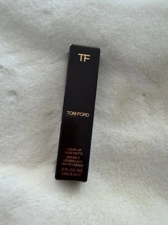 Tom Ford Liquid Lip Luxe Matte Liquid Lipstick - 133 SCARLET STILETTO - Picture 2 of 4